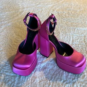 Gorgeous Versace pink platmform shoes.